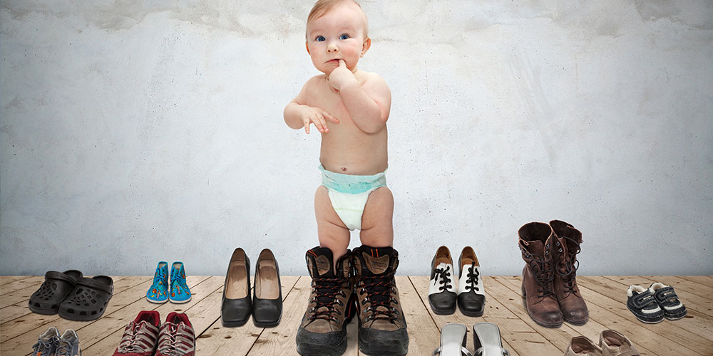 Ребенок в туфлях